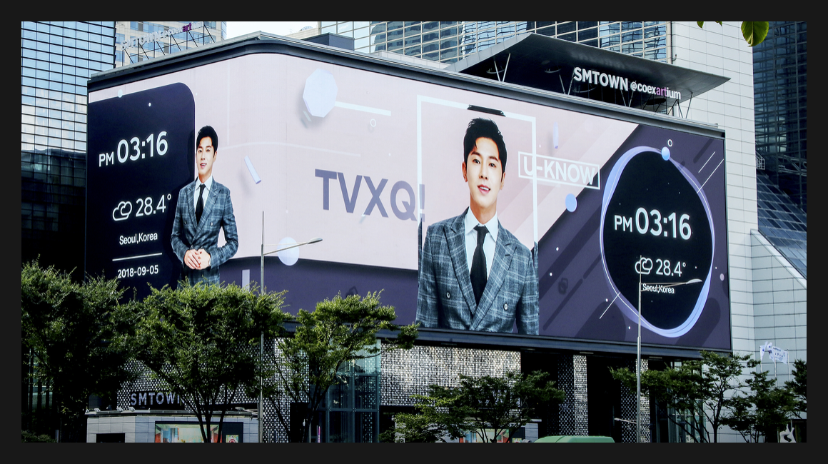 코엑스 아티움 개발 완료후에 설치된 전경 ( 시계 화면 )